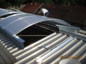 obloukové světlíky z makrolonu - s funkcí vodotěsnosti a tepelné izolace montovaný do ploché sedlové střechy -   